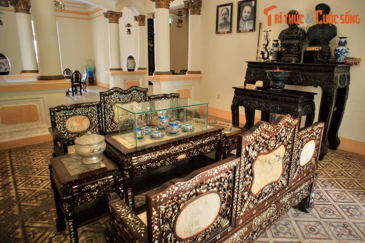 Bộ bàn ghế gỗ ở phòng thờ.