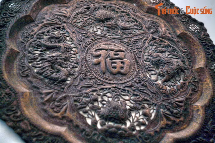 Mâm đồng tứ linh đặt phía trên sập.