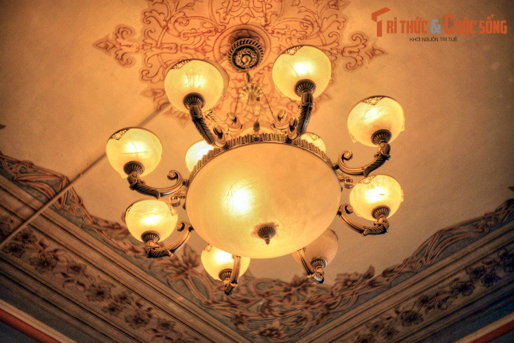 Giữa trần phòng khách là bộ đèn chùm lộng lẫy nhập khẩu từ Pháp .