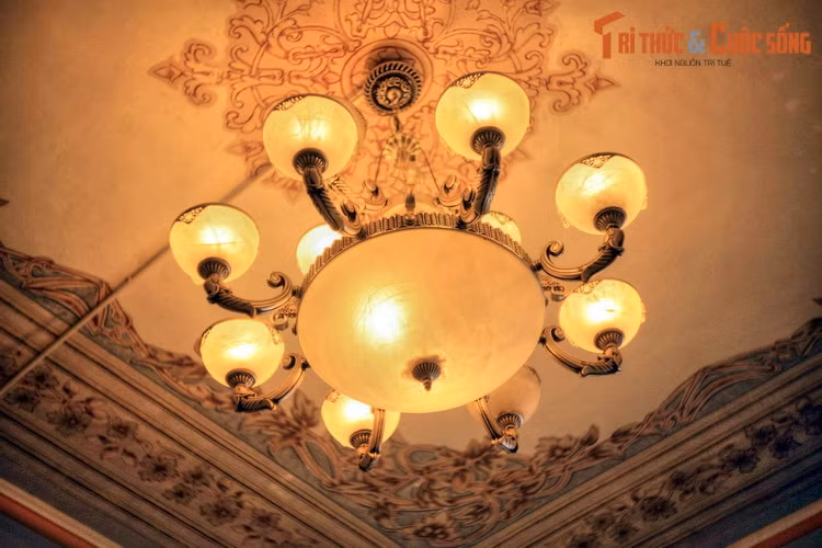 Giữa trần phòng khách là bộ đèn chùm lộng lẫy nhập khẩu từ Pháp .