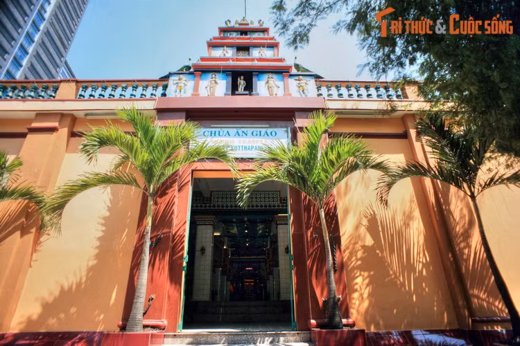 Nằm ở số 66 Tôn Thất Thiệp, Quận 1, TP HCM, đền Sri Thenday Yutthapani (người Việt thường gọi là chùa Ông) là một di sản văn hóa hiếm có của cộng đồng người Tamil (Ấn Độ) ở Sài Gòn xưa.