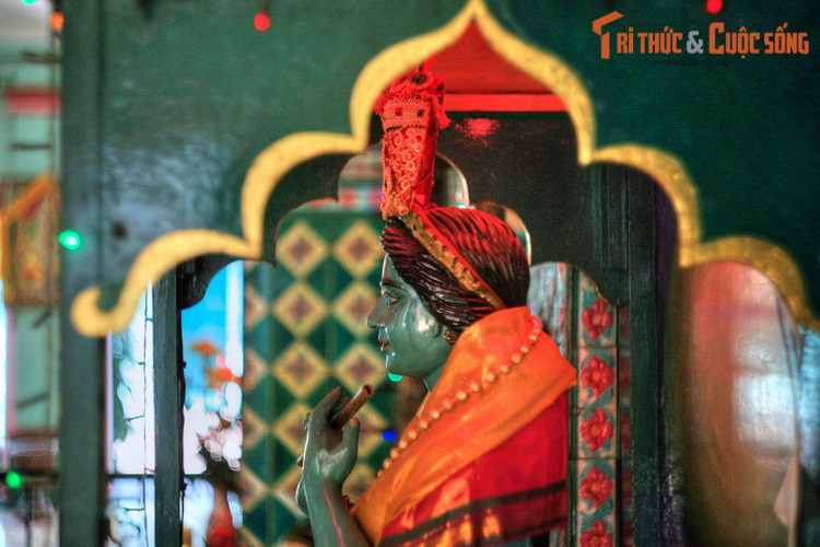 Sự quy tụ của nhiều cơ sở buôn bán và hộ gia đình người Tamil đã khiến đường Ohier trở thành một “Tiểu Ấn Độ” trong lòng Sài Gòn. Đền Sri Thenday Yutthapani chính là công trình tiêu biểu, nằm ở vị trí trung tâm của cộng đồng người Tamil cư ngụ nơi đây.