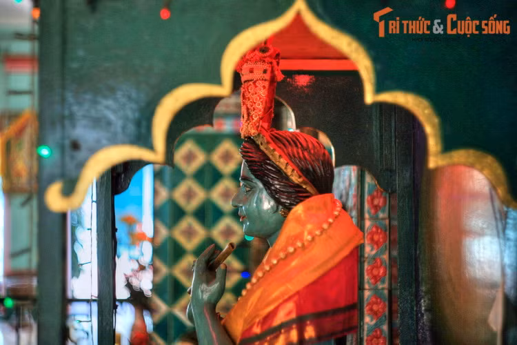 Sự quy tụ của nhiều cơ sở buôn bán và hộ gia đình người Tamil đã khiến đường Ohier trở thành một “Tiểu Ấn Độ” trong lòng Sài Gòn. Đền Sri Thenday Yutthapani chính là công trình tiêu biểu, nằm ở vị trí trung tâm của cộng đồng người Tamil cư ngụ nơi đây.