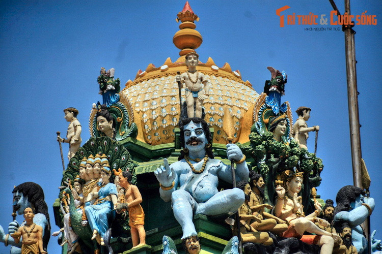 Đỉnh tháp được bài trí bằng nhiều tượng thần, tượng người, động vật được đắp tinh tế, rực rỡ sắc màu.