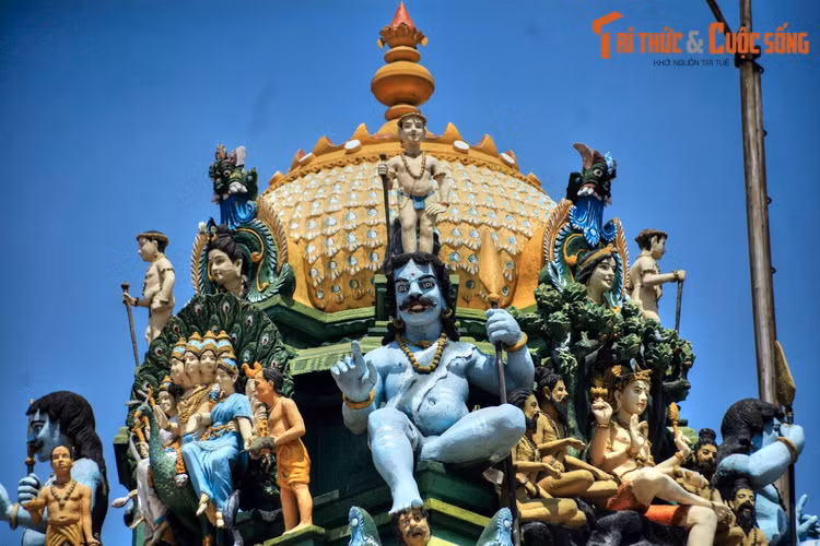 Đỉnh tháp được bài trí bằng nhiều tượng thần, tượng người, động vật được đắp tinh tế, rực rỡ sắc màu.