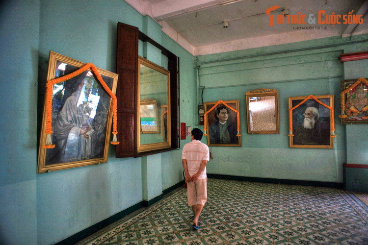 Bốn góc đền bài trí chân dung khổ lớn của nhiều vĩ nhân Ấn Độ, trong đó có những cái tên quen thuộc với người Việt như Thánh Gandhi và đại thi hào Tagor. Nằm xen kẽ giữa các chân dung là những tấm gương lớn.