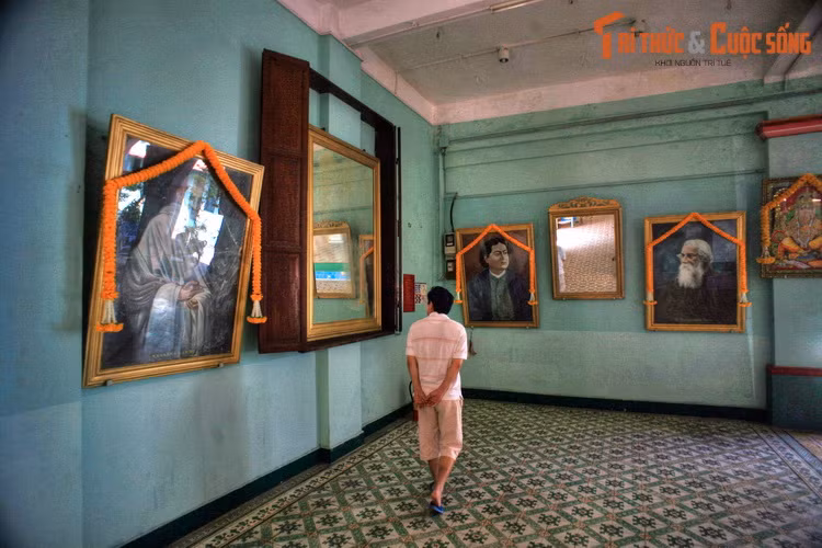 Bốn góc đền bài trí chân dung khổ lớn của nhiều vĩ nhân Ấn Độ, trong đó có những cái tên quen thuộc với người Việt như Thánh Gandhi và đại thi hào Tagor. Nằm xen kẽ giữa các chân dung là những tấm gương lớn.