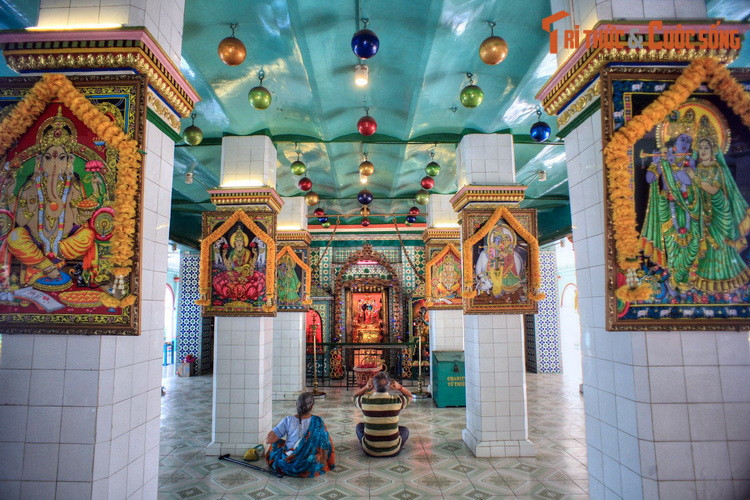 Ngày nay, đền Sri Thenday Yutthapani vẫn được bảo tồn nguyên vẹn như từ thập niên 1930. Công trình mang kiến trúc điển hình của một ngôi đền Hindu giáo, với phòng thờ thần Murugan nằm ở trung tâm chính điện.