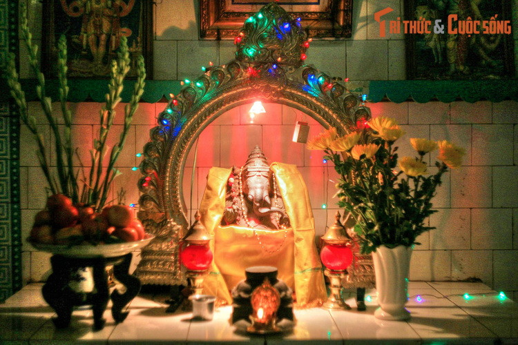 Đền có một gian riêng để thờ thần đầu voi Ganesha, vị thần của trí tuệ và nghệ thuật.