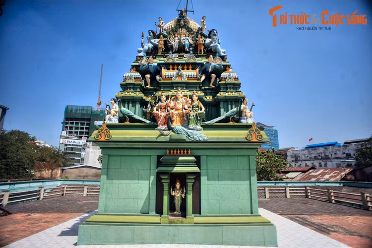 Công trình mang tính điểm nhấn của đền là ngọn tháp tầng bậc xây năm 1936. Tháp nằm trên sân thượng, ở vị trí thẳng đứng so với phòng thờ thần Murugan bên trong đền.