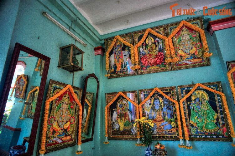 Trên các bức tường của ngôi đền treo nhiều tranh về các vị thần của Hindu giáo.