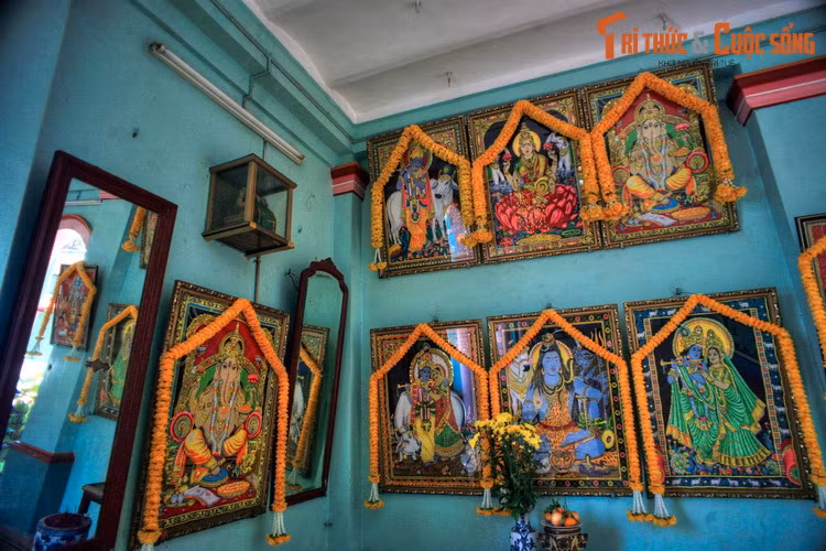 Trên các bức tường của ngôi đền treo nhiều tranh về các vị thần của Hindu giáo.