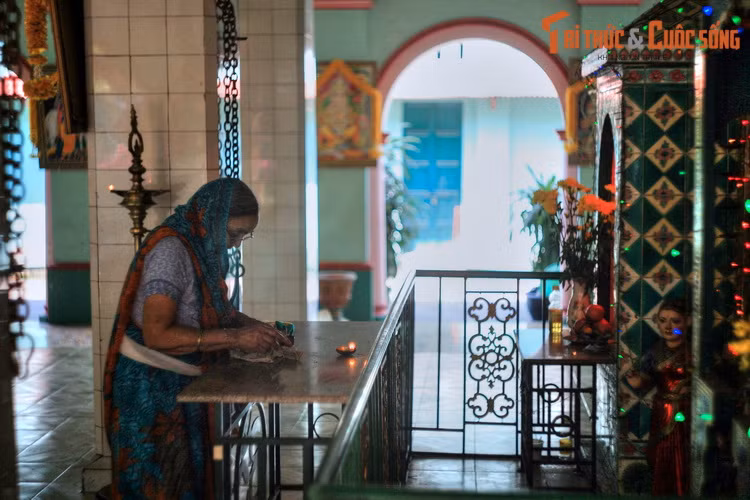 Ngược dòng thời gian, một cộng đồng người Ấn Độ đông đảo đã hình thành tại Sài Gòn từ cuối thế kỷ 19. Họ chia ra làm hai nhóm chính, đầu tiên là nhóm Bombay, đến từ các thành phố lớn như Bombay, New Delhi, Benares...