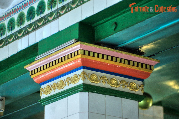 Các họa tiết trang trí ở đền mang những sắc thái đặc trưng của văn hóa Tamil. Kiến trúc của ngôi đền đã được trang mạng Shaivam của cộng đồng Hindu giáo quốc tế khen ngợi và ví như một trong những "kho báu" của đạo Hindu.