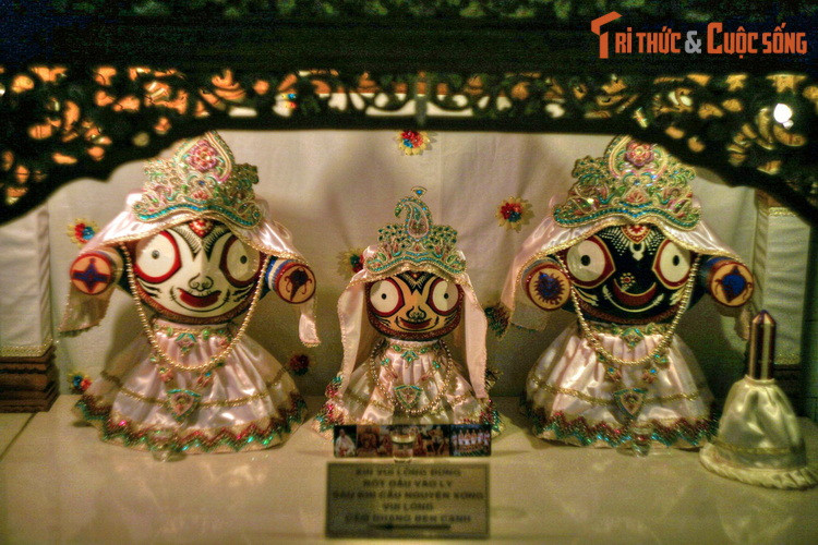 Ba bức tượng gỗ tượng trưng cho thần Sri Krishna - vị thần cứu giúp tất cả những ai đến với mình và đưa họ thoát khỏi sự tái sinh vào cảnh giới ác, nếu người ấy có đủ niềm tin vào Đấng thiêng liêng.