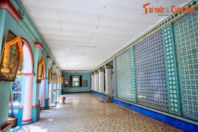 Khu điện thờ chính được bao quanh bởi dãy hành lang rộng rãi và tràn đầy ánh sáng tự nhiên.