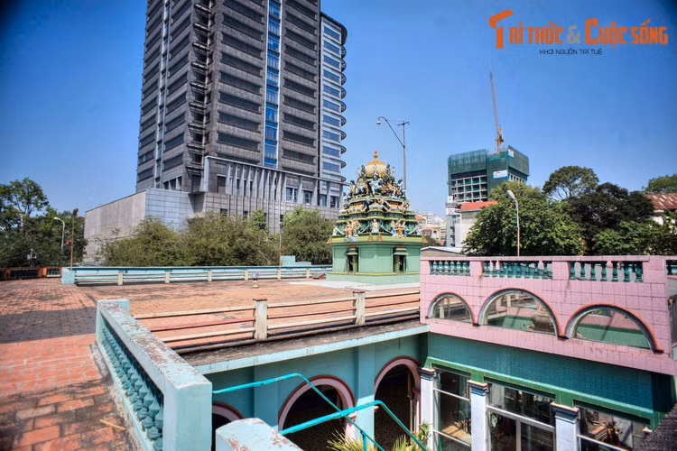 Không ai biết chính xác ngôi đền được xây năm nào. Một số ý kiến cho rằng nơi thờ tự này đã xuất hiện từ cuối thế kỷ 19 cùng thế hệ người di cư Tamil đầu tiên. Năm 1936, đền được trùng tu lớn với một ngọn tháp mới được xây dựng.