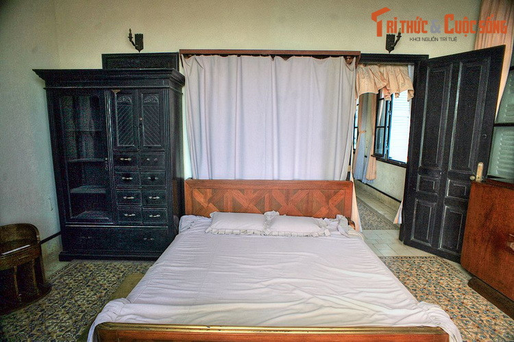 Một lần về lại Bạch Dinh, ông đã làm bài thơ "Sầu tây bể cấp" để bày tỏ nỗi lòng ai oán của mình về thời cuộc. Lời thơ ám ảnh lòng người: “Sống thừa nào biết đến hôm nay/Nhìn thấy núi non đất nước này/Sừng ngựa chưa quên câu chuyện cũ/Ruột tằm chín khúc mối sầu tây...".