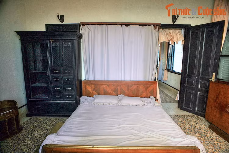 Một lần về lại Bạch Dinh, ông đã làm bài thơ "Sầu tây bể cấp" để bày tỏ nỗi lòng ai oán của mình về thời cuộc. Lời thơ ám ảnh lòng người: “Sống thừa nào biết đến hôm nay/Nhìn thấy núi non đất nước này/Sừng ngựa chưa quên câu chuyện cũ/Ruột tằm chín khúc mối sầu tây...".