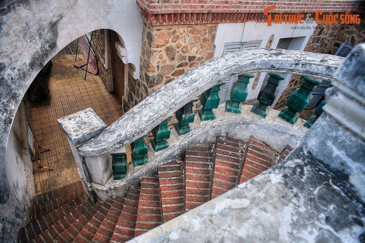 Một nguồn sử liệu cho rằng, khi vua Thành Thái rời Việt Nam, thứ phi Trần Thị Đê đang có thai được 3 tháng và phải rời Bạch Dinh để về quê chờ sinh nở. Đầu năm sau, công chúa Trần Thị Kiều ra đời mà không biết mặt cha. Hai mẹ con đùm bọc nhau trong khốn khó.