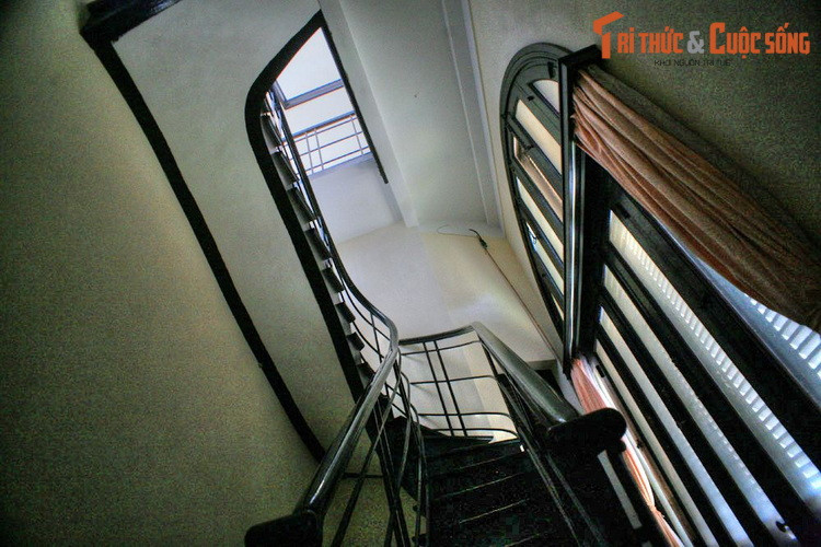 Thành Thái thì bặt vô âm tín suốt 3 thập niên. Đến năm 1947, vị cựu hoàng mới trở về nước, nhưng bị chính quyền bù nhìn thân Pháp quản thúc tại Sài Gòn. Ngay khi có cơ hội, ông đã về Vũng Tàu tìm gặp người tình xưa.