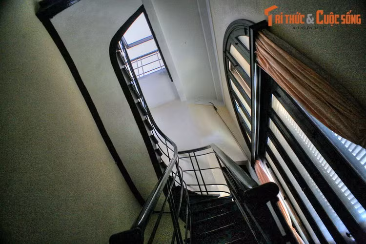 Thành Thái thì bặt vô âm tín suốt 3 thập niên. Đến năm 1947, vị cựu hoàng mới trở về nước, nhưng bị chính quyền bù nhìn thân Pháp quản thúc tại Sài Gòn. Ngay khi có cơ hội, ông đã về Vũng Tàu tìm gặp người tình xưa.