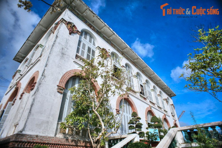 Năm 1912, trong chuyến đến thưởng lãm các trò chơi dân gian của người dân làng Phước Thọ, vua Thành Thái đã vô cùng ngạc nhiên khi thấy có một cô gái cao dong dỏng, tóc búi về nhất cuộc thi đua ngựa của làng. Cô gái không môi son má phấn mà trông mặn mà, dễ ưa, tên là Trần Thị Đê.