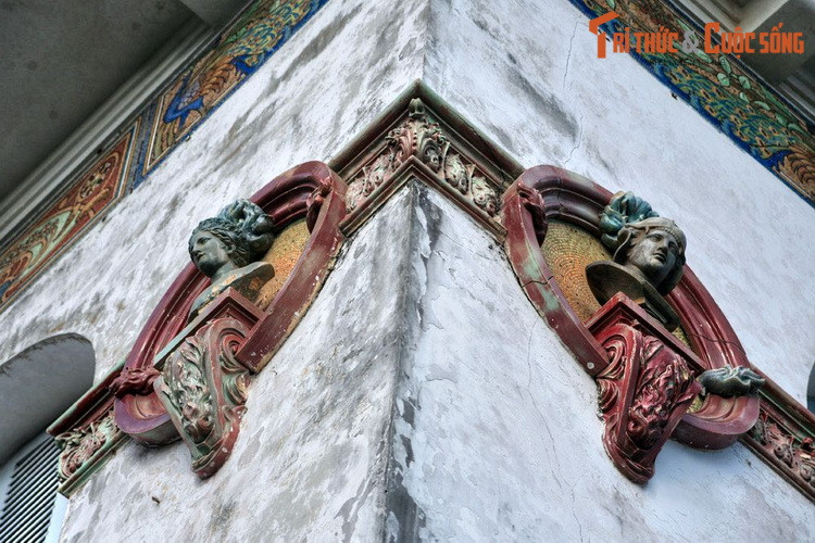 Theo một lời kể khác thì vua Thành Thái gặp người trong mộng của mình vào mùa hè năm 1916 chứ không phải năm 1912. Và bối cảnh của cuộc gặp là vua tình cờ nhìn thấy một cô gái đang phi ngựa trên đường chứ không phải là trong một cuộc đua ngựa.