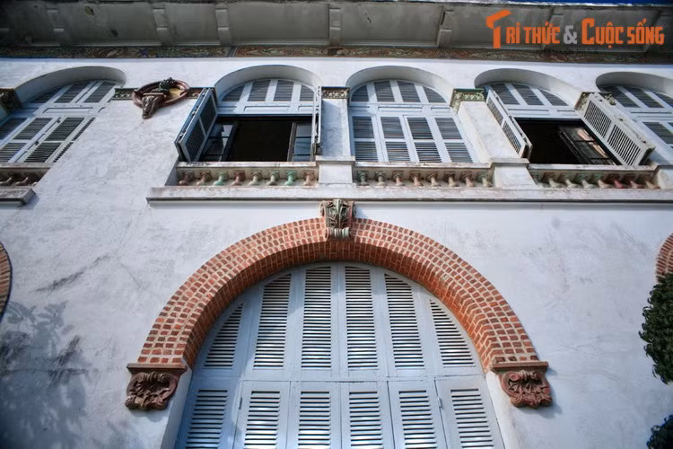 Hai bà phi của vua, vốn là hai chị em ruột con của một viên quan lớn trong triều, đến tận nhà cô dâu để lo việc trang điểm và đem sính lễ rước dâu. Năm đó vua Thành Thái 35 tuổi, còn ý trung nhân mới tròn 20. Nghi lễ ở Bạch Dinh diễn ra rất trọng đại trong sự bảo vệ cẩn mật của binh lính.