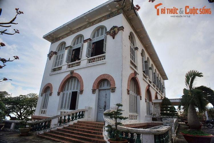 Vua Thành Thái nảy sinh tình cảm và nhắn tin qua ông Hội đồng Kế rằng muốn cưới cô Đê về làm vợ, chuẩn bị nhận lễ vật, đưa dâu về Bạch Dinh. Hôn lễ diễn ra sau đó không lâu dù ban đầu cô Đê cứ khăng khăng từ chối vì “không nỡ sống xa mẹ, xa cha”.