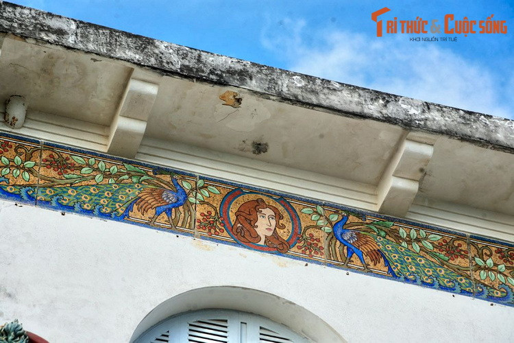 Thành Thái đã không có nhiều thời gian để tận hưởng niềm hạnh phúc hôn nhân ở Vũng Tàu. Đến nǎm 1916, ông bị đày ra đảo Réunion cùng với con trai là vua Duy Tân, để lại người vợ hiền cùng tòa dinh thự màu trắng trống vắng.