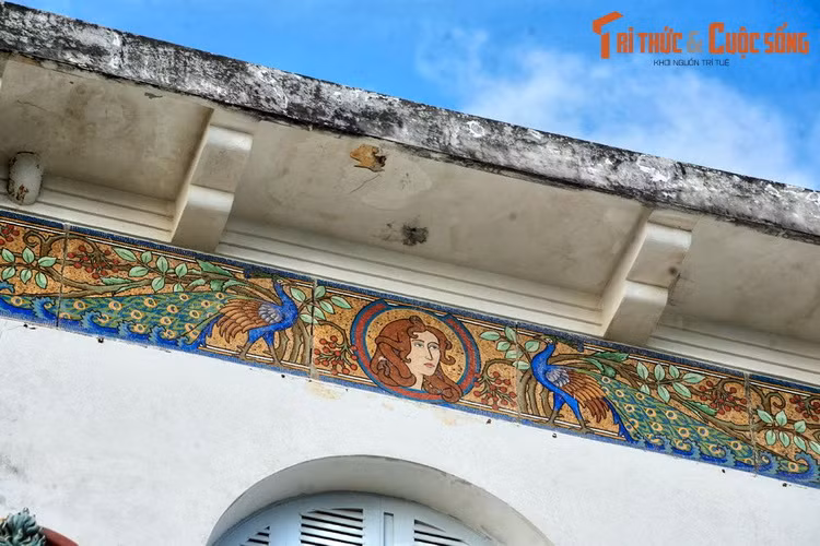 Thành Thái đã không có nhiều thời gian để tận hưởng niềm hạnh phúc hôn nhân ở Vũng Tàu. Đến nǎm 1916, ông bị đày ra đảo Réunion cùng với con trai là vua Duy Tân, để lại người vợ hiền cùng tòa dinh thự màu trắng trống vắng.