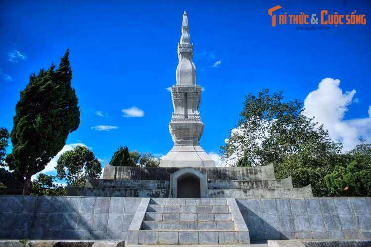 Trong thế kỷ 20, tháp đã hứng chịu nhiều sự phá hủy nặng nề. Đó là vào năm 1965, máy bay Mỹ bắn phá đã phá hỏng đỉnh tháp và năm 1983 động đất làm tháp bị nứt dọc, bong tróc bề mặt, hỏng nhiều hoa văn. Sau đợt trùng tu gần đây, tháp đã được phục hồi vẻ đẹp vốn có.