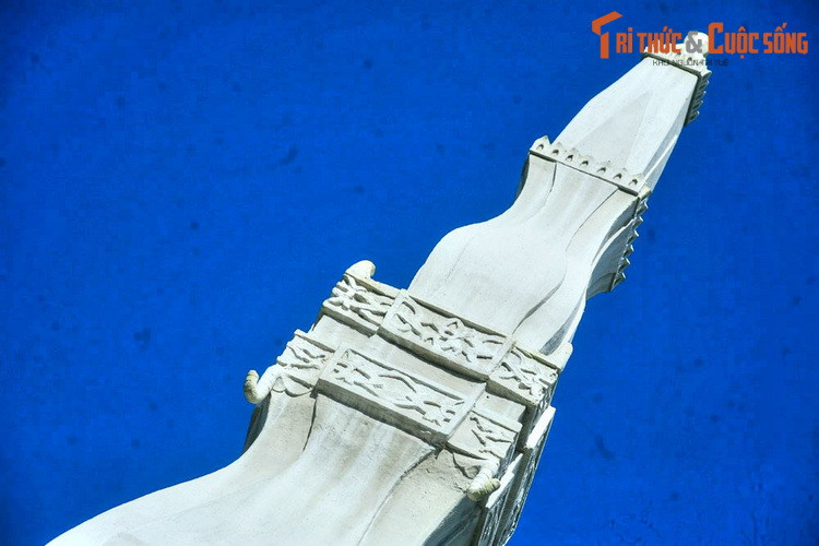 Về tổng thể, tháp được xây bằng gạch vồ, đặc toàn bộ. Tháp có hình trụ vuông, dạng bút tháp, được chia thành 5 tầng. Phần tháp chính cao 13 mét, được trang trí hoa văn rất đẹp.