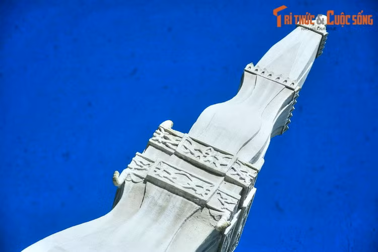 Về tổng thể, tháp được xây bằng gạch vồ, đặc toàn bộ. Tháp có hình trụ vuông, dạng bút tháp, được chia thành 5 tầng. Phần tháp chính cao 13 mét, được trang trí hoa văn rất đẹp.