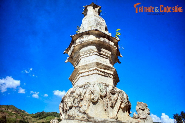 Đặc biệt là hình tượng rồng lại xuất hiện, với những con rồng được đắp nổi uốn mình quanh thân tháp, đầu và đuôi rồng chụm vào nhau tạo thành hình số tám. Những con rồng này mang trên mình lớp vảy đặc trưng, không giống phong cách thể hiện rồng truyền thống của người Việt.