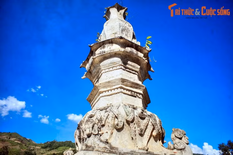 Đặc biệt là hình tượng rồng lại xuất hiện, với những con rồng được đắp nổi uốn mình quanh thân tháp, đầu và đuôi rồng chụm vào nhau tạo thành hình số tám. Những con rồng này mang trên mình lớp vảy đặc trưng, không giống phong cách thể hiện rồng truyền thống của người Việt.