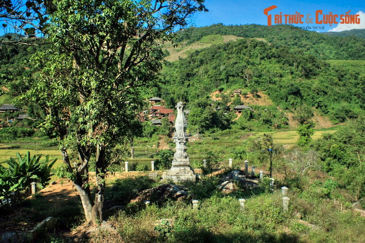 2. Tọa lạc tại bản Nà Muông, xã Chiềng Sơ, huyện Điện Biên Đông, tỉnh Điện Biên, tháp Chiềng Sơ nằm cách tháp Mường Luân khoảng 10 km. Khi người dân tộc Thái đến đây định cư năm 1937 đã thấy tháp bị bỏ hoang. Theo các nhà nghiên cứu, tháp được xây vào thế kỷ 15-16.