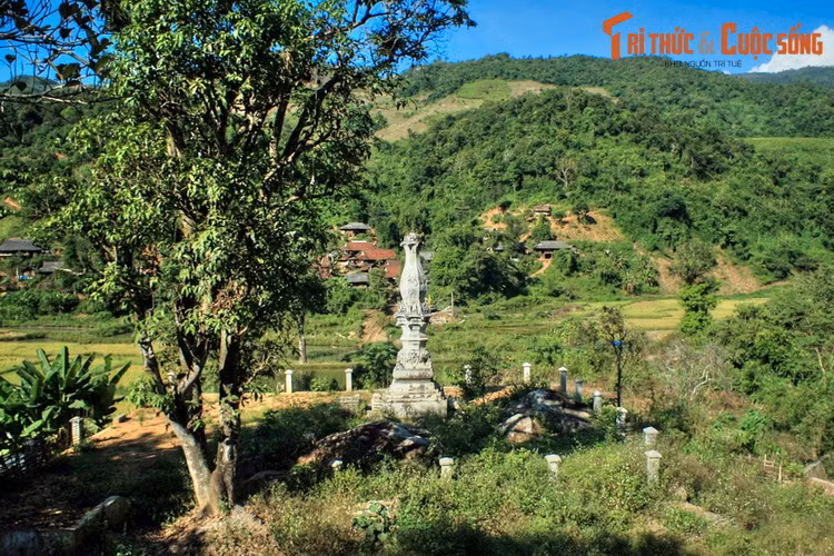 2. Tọa lạc tại bản Nà Muông, xã Chiềng Sơ, huyện Điện Biên Đông, tỉnh Điện Biên, tháp Chiềng Sơ nằm cách tháp Mường Luân khoảng 10 km. Khi người dân tộc Thái đến đây định cư năm 1937 đã thấy tháp bị bỏ hoang. Theo các nhà nghiên cứu, tháp được xây vào thế kỷ 15-16.