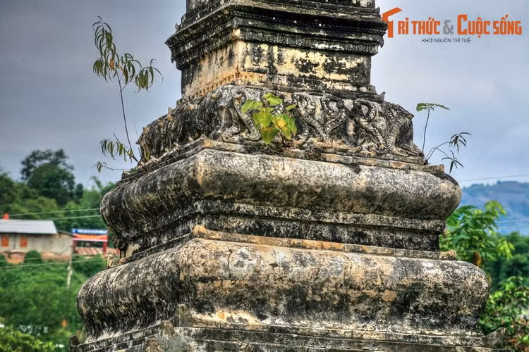 Họa tiết đặc sắc nhất của tháp là hình rồng được đắp nổi chạy quanh thân tháp, tạo thành các hình số tám kép, đem lại cho tháp vẻ uy nghi cũng như vẻ đẹp tinh xảo. Nhìn chung, tháp được tạo hình mềm mại và hài hòa, có bố cục vừa chặt chẽ, vừa toát lên vẻ thanh thoát tự nhiên.