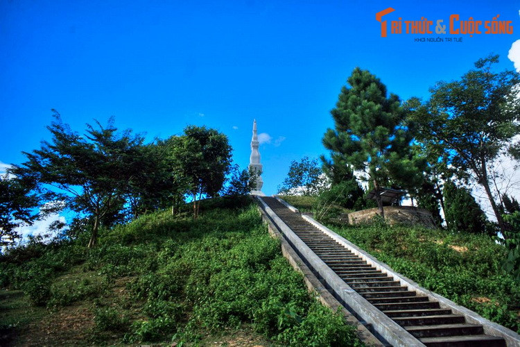 3. Nằm trên một quả đồi đất cao 17 mét ở bản Mường Và, xã Mường Và, huyện Sốp Cộp, tỉnh Sơn La, tháp Mường Và có tử cách đây khoảng 400 năm. Theo truyền thuyết, tháp do tộc trưởng người Lào tên Chẩu Hua cho xây theo lời khuyên của một thầy phong thủy Trung Hoa.