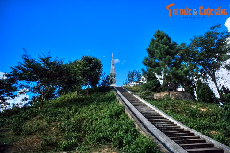 3. Nằm trên một quả đồi đất cao 17 mét ở bản Mường Và, xã Mường Và, huyện Sốp Cộp, tỉnh Sơn La, tháp Mường Và có tử cách đây khoảng 400 năm. Theo truyền thuyết, tháp do tộc trưởng người Lào tên Chẩu Hua cho xây theo lời khuyên của một thầy phong thủy Trung Hoa.