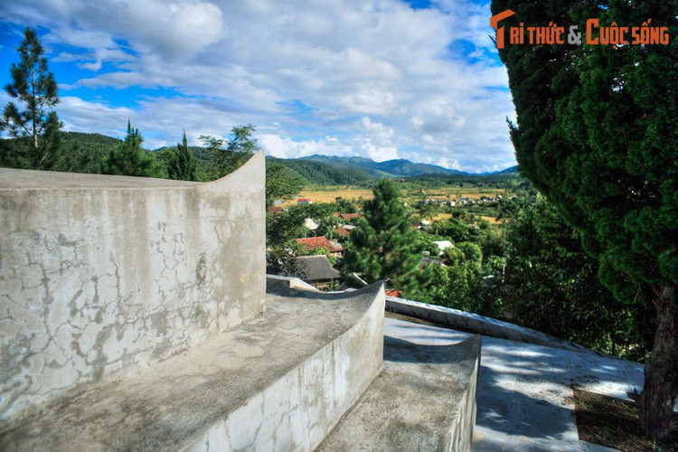 Tháp Mường Và là một điểm tham quan hấp dẫn với du khách phương xa. Từ trên tháp có thề nhìn toàn cảnh bản Mường Và cùng những dãy núi trùng điệp, các thửa ruộng trải rộng đến chân trời.