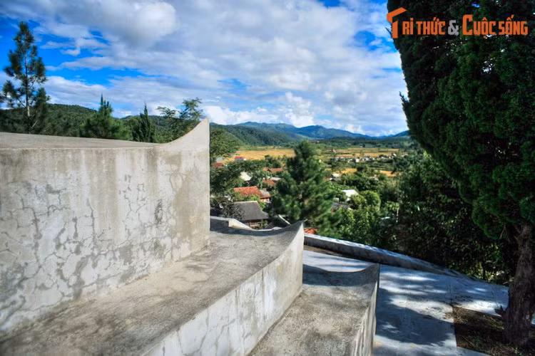 Tháp Mường Và là một điểm tham quan hấp dẫn với du khách phương xa. Từ trên tháp có thề nhìn toàn cảnh bản Mường Và cùng những dãy núi trùng điệp, các thửa ruộng trải rộng đến chân trời.