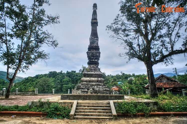 Tháp có mặt cắt hình vuông, thon dần lên cao. Thân tháp cao 15,5 mét, xung quanh đắp nổi các họa tiết cách điệu gồm chim bay, rồng cuốn, quả trám, cánh sen, lưỡi mác, mặt trời.