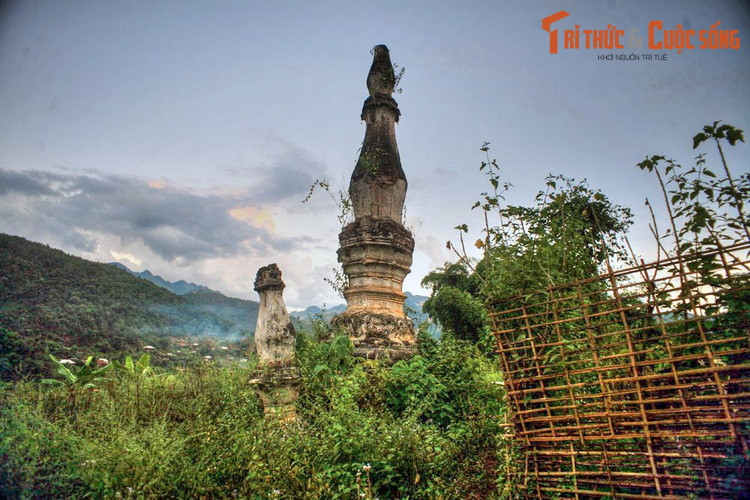 Các ngọn tháp đều được xây bằng gạch vồ màu đỏ được gắn kết với nhau bằng vôi, cát, và mật. Các họa tiết hoa văn được làm bằng vữa đắp nổi, nhiều chỗ gắn thêm vào những hình đất nung trang trí.