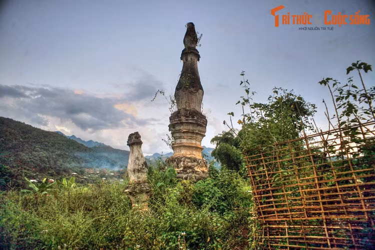 Các ngọn tháp đều được xây bằng gạch vồ màu đỏ được gắn kết với nhau bằng vôi, cát, và mật. Các họa tiết hoa văn được làm bằng vữa đắp nổi, nhiều chỗ gắn thêm vào những hình đất nung trang trí.