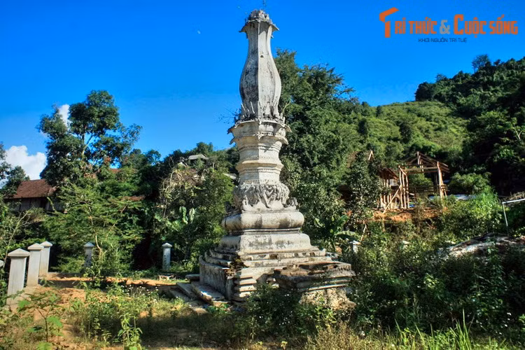 Mặt trước của tháp còn có một bệ đài, dù không còn nguyên vẹn nhưng vẫn thể hiện được những đường nét trang trí tinh xảo. Quanh chân tháp xưa có tượng 2 con voi ở 2 góc phía trước mặt tháp và 2 góc phía sau đặt 2 con chó. Theo thời gian, những bức tượng này đều đã đổ vỡ.