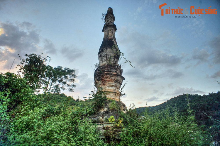 4. Tháp Mường Bám ở xã Mường Bám, huyện Thuận Châu, tỉnh Sơn La là một trong những ngọn tháp cổ của người Lào còn được gìn giữ ở vùng núi Tây Bắc. Theo các nhà sử học, tháp do cộng đồng người Lào tị nạn trong cuộc xâm lược của Miến Điện xây vào khoảng năm 1569 – 1594.