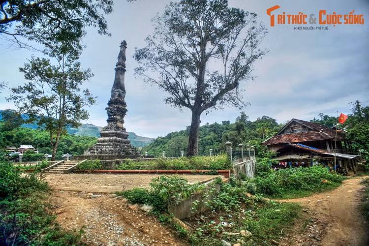 1. Nằm bên bờ sông Mã ở xã Mường Luân, huyện Điện Biên Đông, tỉnh Điện Biên, tháp Mường Luân là một công trình kiến trúc cổ đặc sắc của người Lào còn sót lại ở Tây Bắc. Tương truyền, tòa tháp cổ này được những người Việt và người Việt gốc Lào cùng xây vào năm 1569.